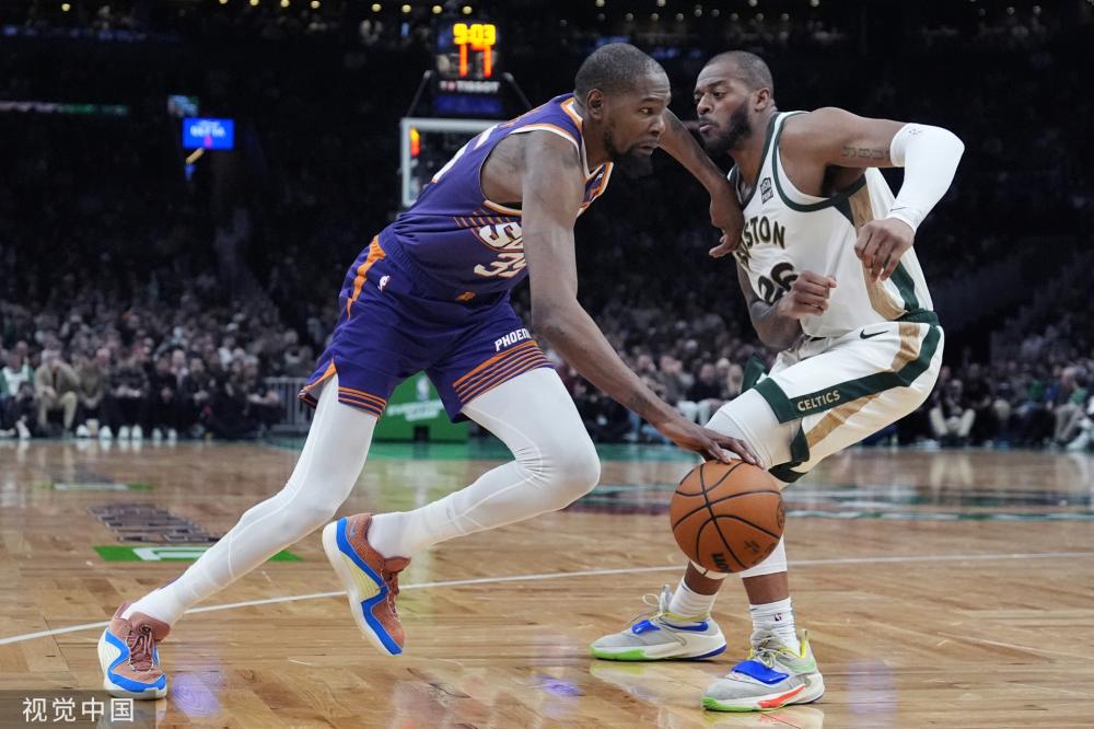 姆巴佩和莱万先后梅开二度，莱万依然在射手榜上领先三球.