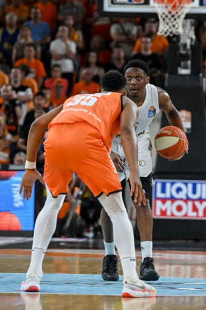 展做出了贡 展做出了贡